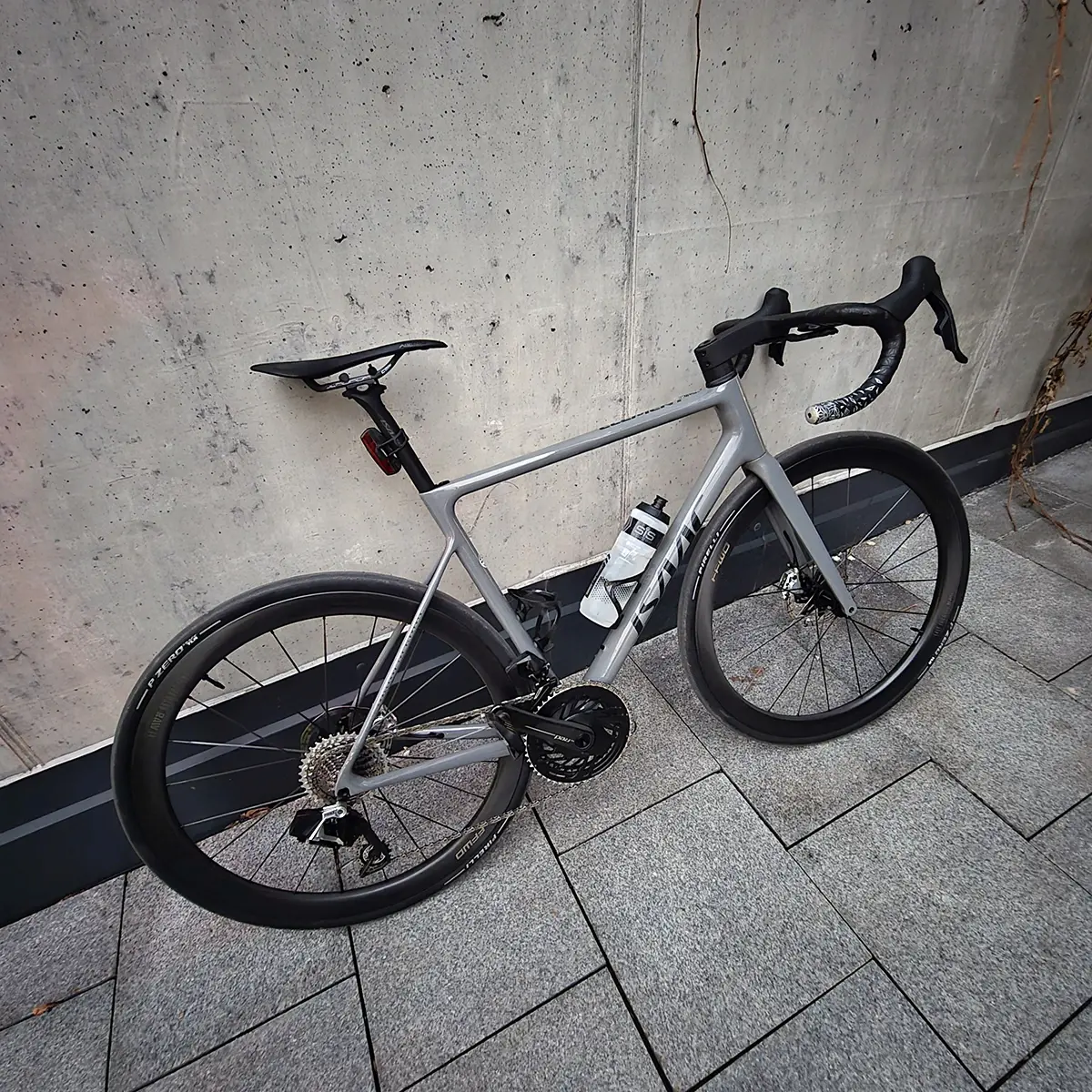 Silniční kolo Isaac Element v provedení Granite Grey